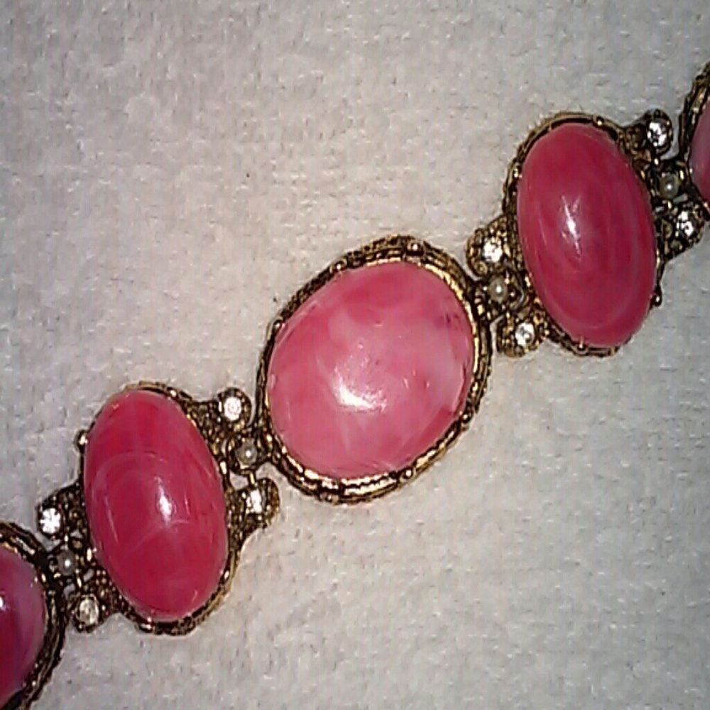Vintage gold bracelet w /pink glass stones!